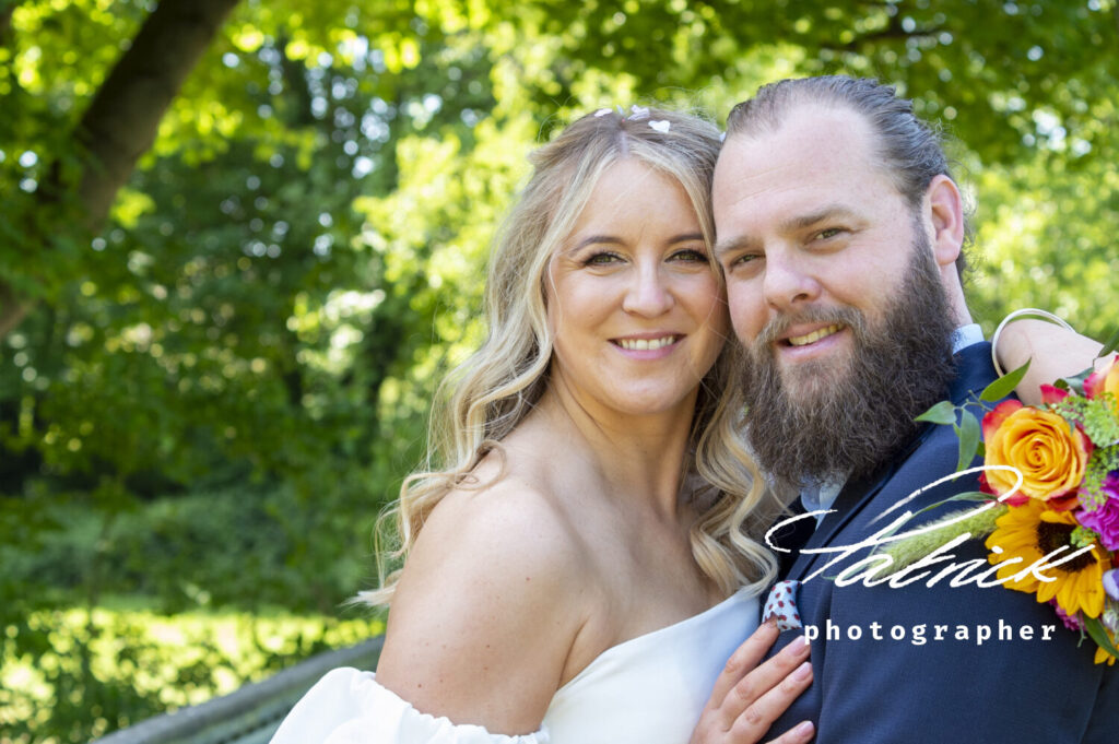 Helen and Ben close up Hertford Castle grounds, sunflower and rose bouquet, ride and groom, bridge, gardens